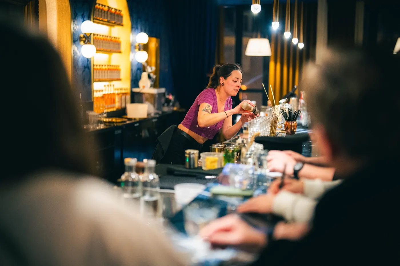 Bartender qui prépare son cocktail devant le jury