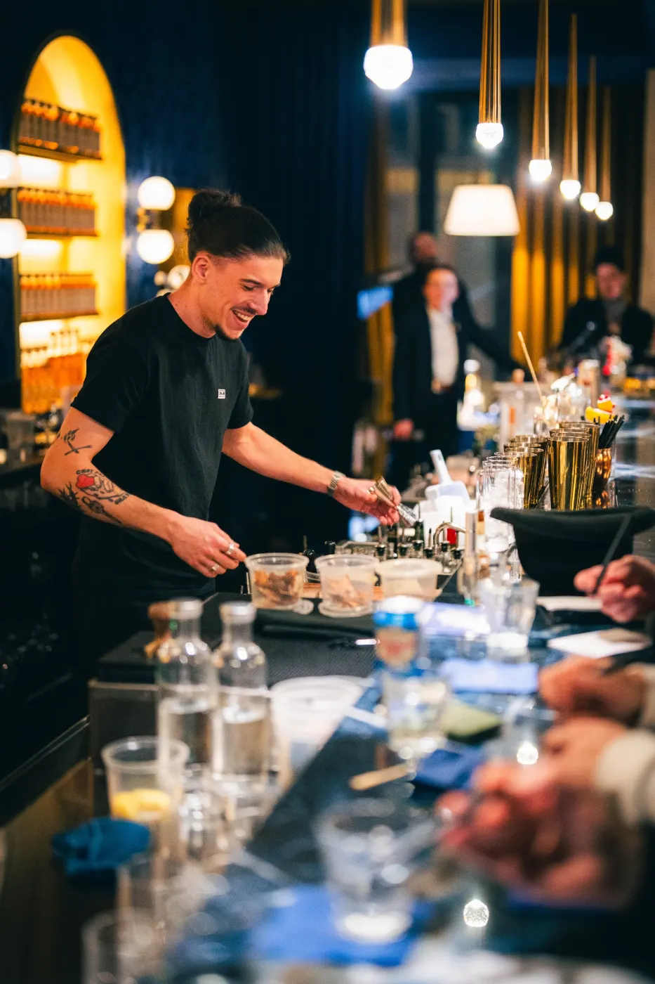 Bartender souriant au bar du Bijou