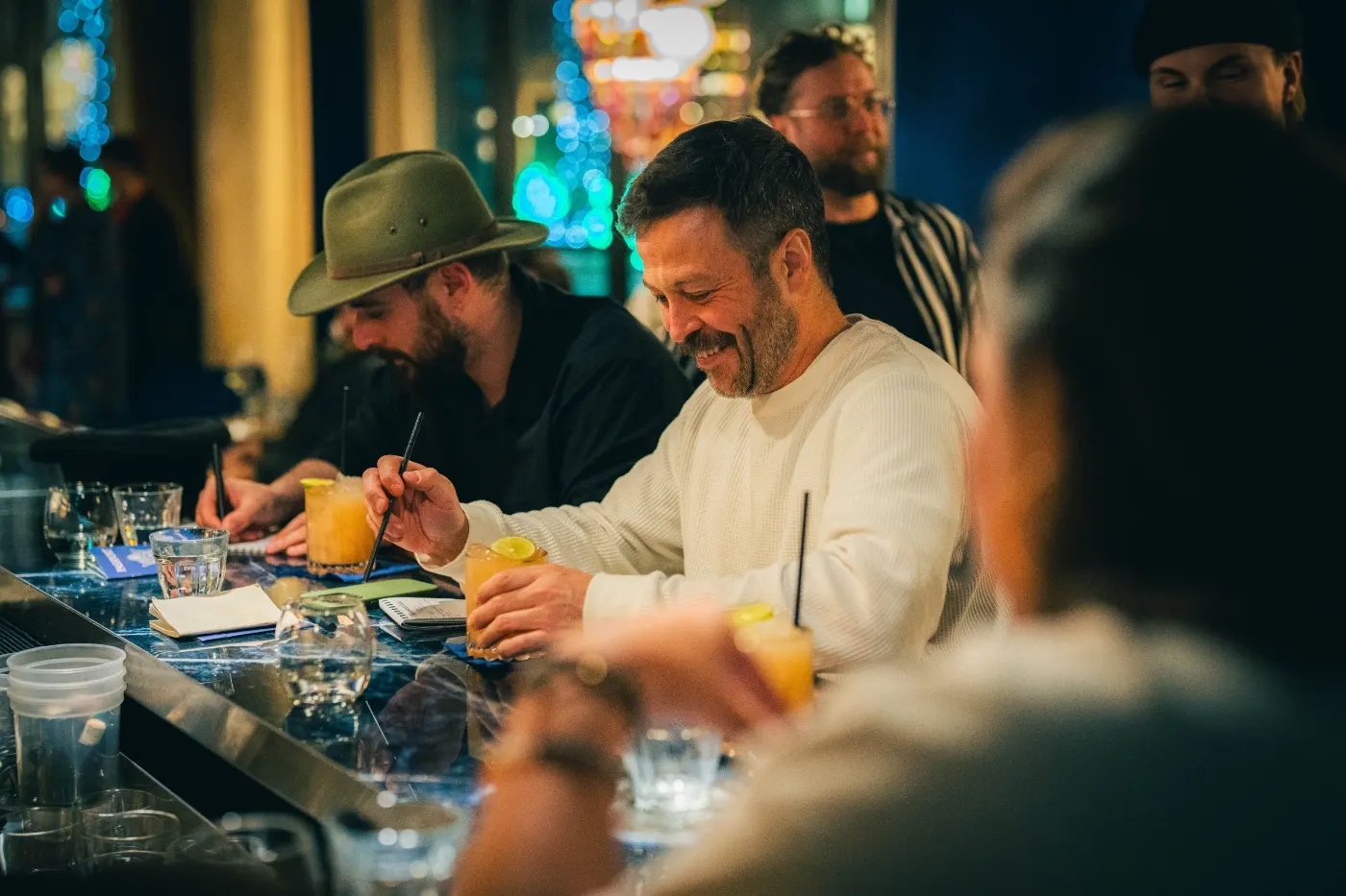 Juges qui dégustent et notent les cocktails