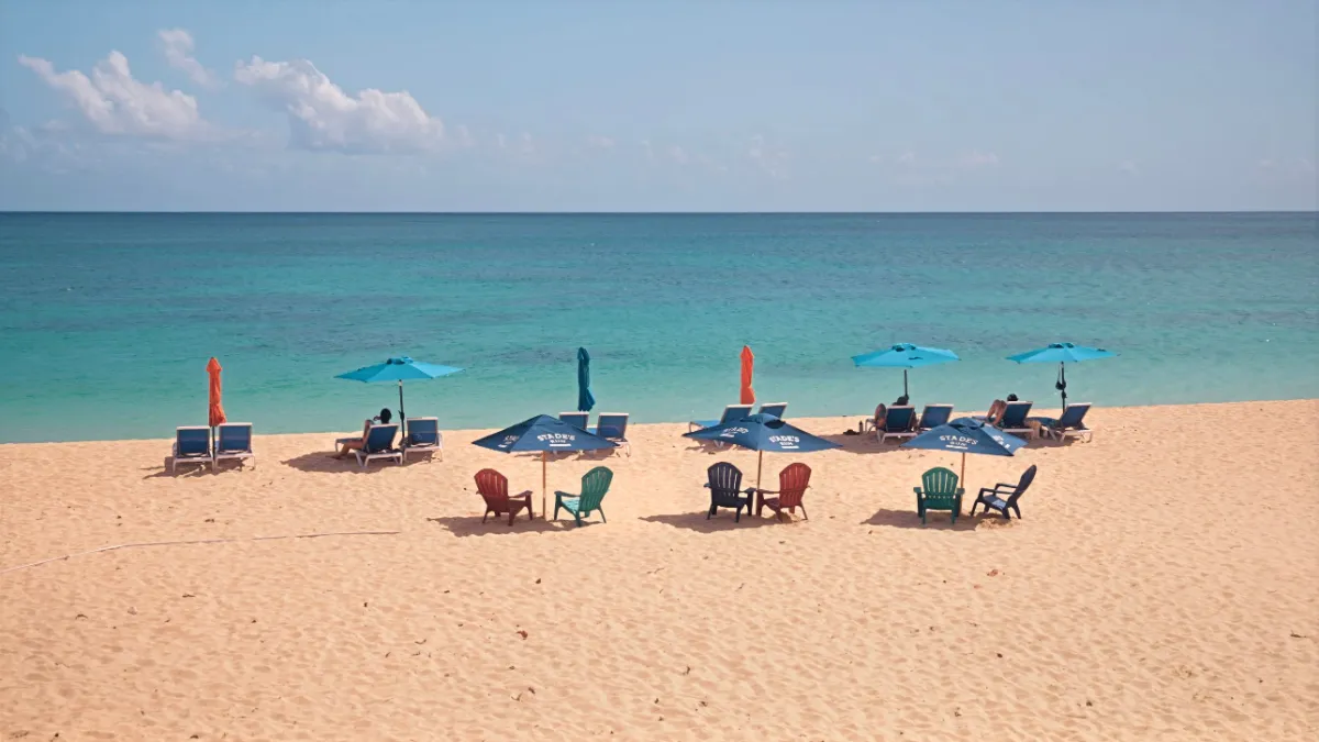 Plage de la Barbade avec parasols Stade's Rum